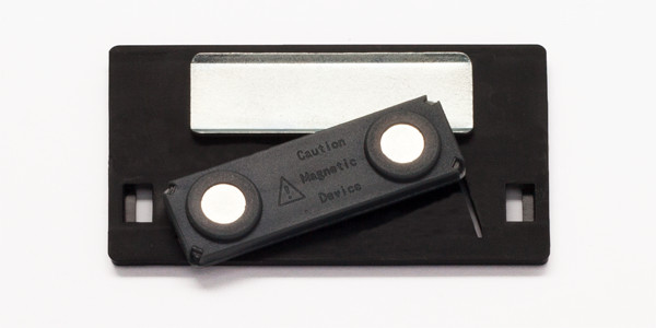 Nameplate fixation with magnet